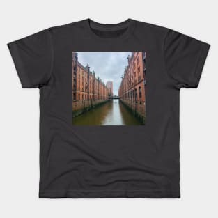 Hamburg canal speicherstadt Kids T-Shirt